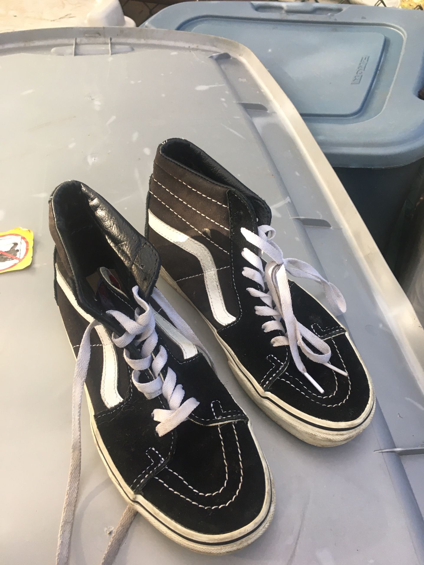 Very nice van tennis shoes only 25 firm