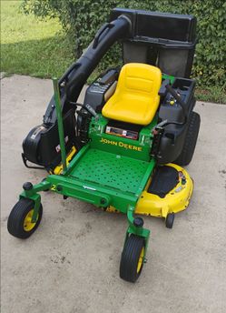 John Deere Zero Turn Lawnmower