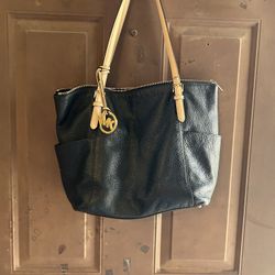 Med/LG Black MK Purse