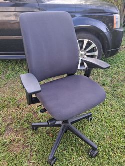 NICE ADJUSTABLE STEELCASE AMNIA OFFICE CHAIR