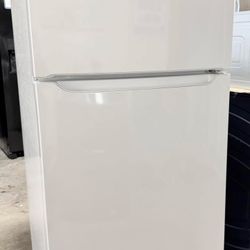 NEW Frigidaire Top-Freezer Garage Ready Refrigerator W/Ice Maker 18.3cu.ft.