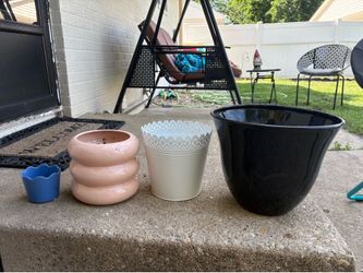 4 different sized pots for $20