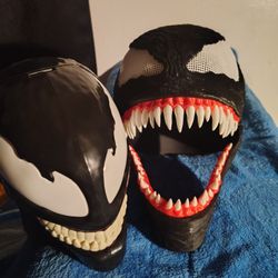 Venom cosplay helmet and display stand