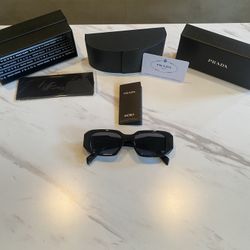 Women’s Black Sunglasses