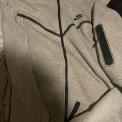 grey nike tech fleece 