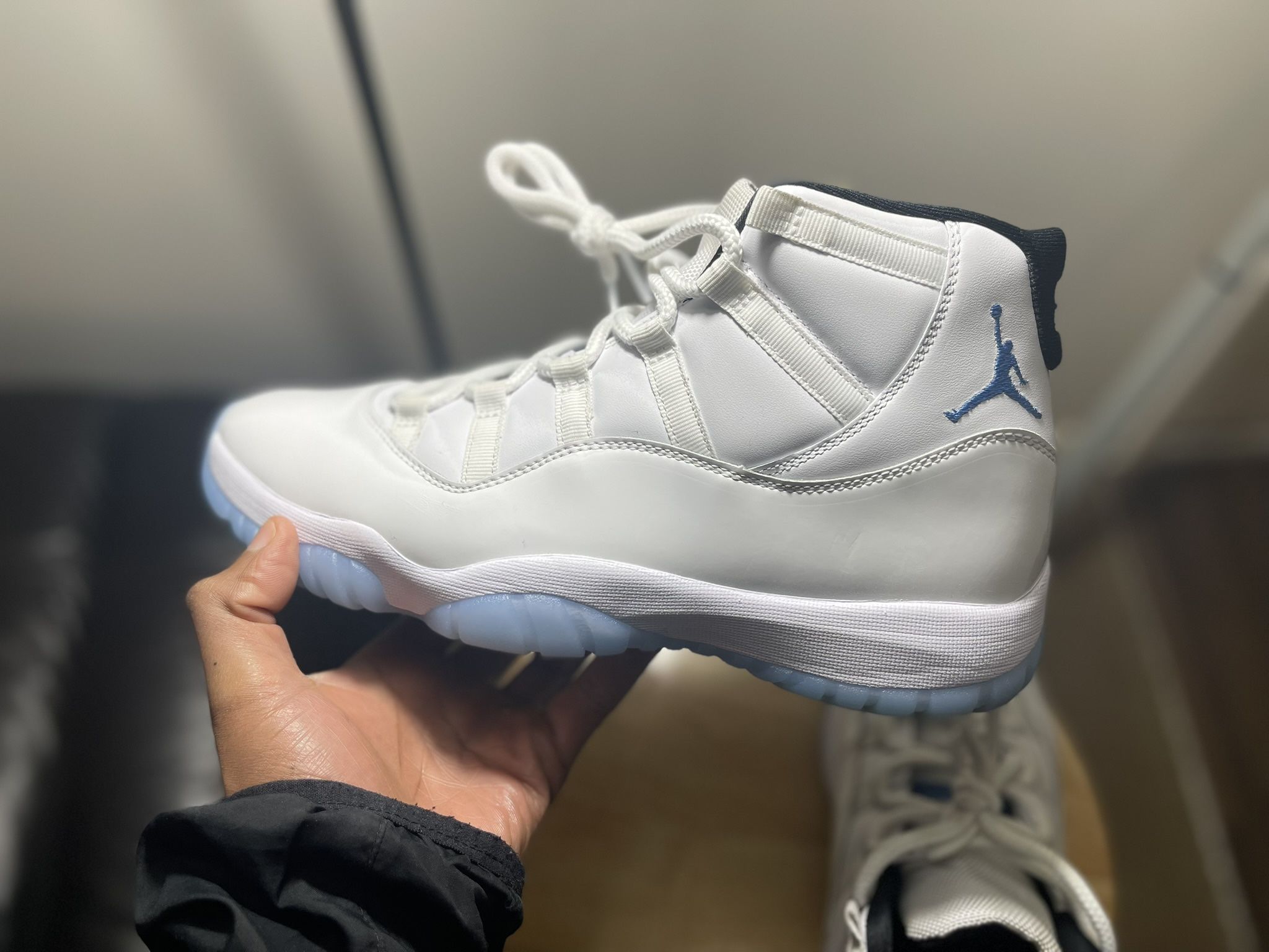 Jordan 11 Legend Blue Size 10.5