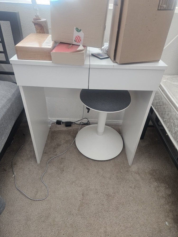 white desk small