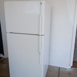 GE, WHITE REFRIGERATOR. Wide 29"5/8     Deep 30"      Tall 66"