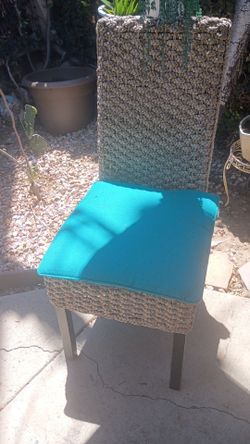 Un juego de 4 sillas y su mesa