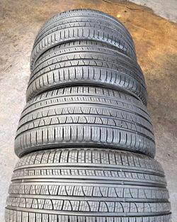 275/45/20 pirelli vendo un set de llantas usadas excelente condiciones de vida las 4 ✅🤩I am selling a set of used tires, all 4 in excellent living co
