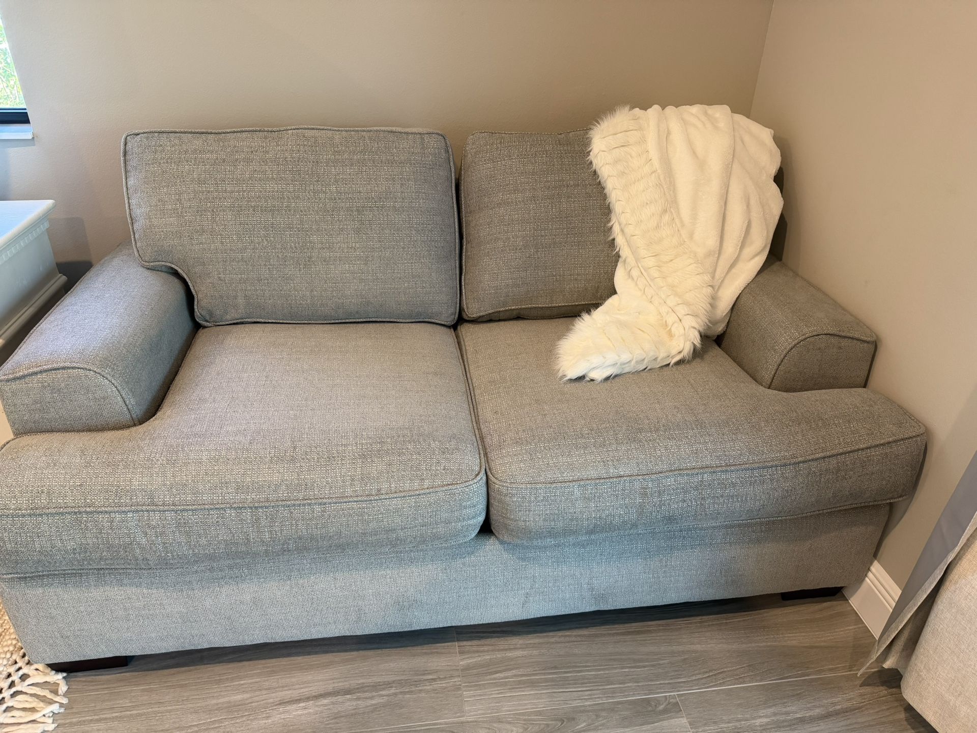 City Furniture Gray Loveseat – Excellent Condition
