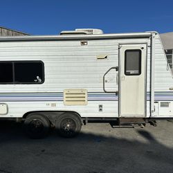 2000 Thor Wanderer 18’ Toy Hauler 