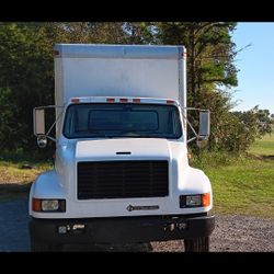 26 Ft. BOX TRUCK  4700 DT 466E 297077 Miles 