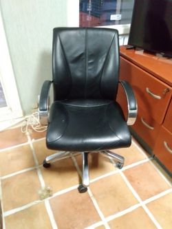 Black office chair