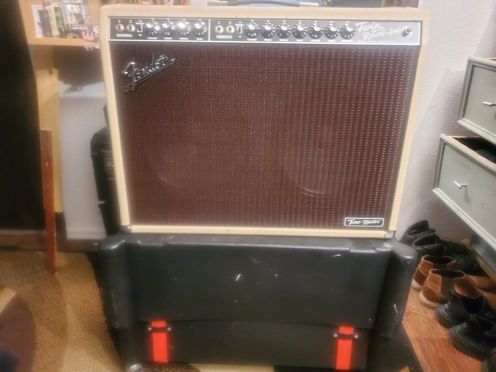 Fender Tone Master Twin Reverb 2x12" 200-watt Combo Amp - Blonde. Includes A Gotor Case With Wheels