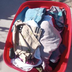 Una Caja De Ropa Usados 