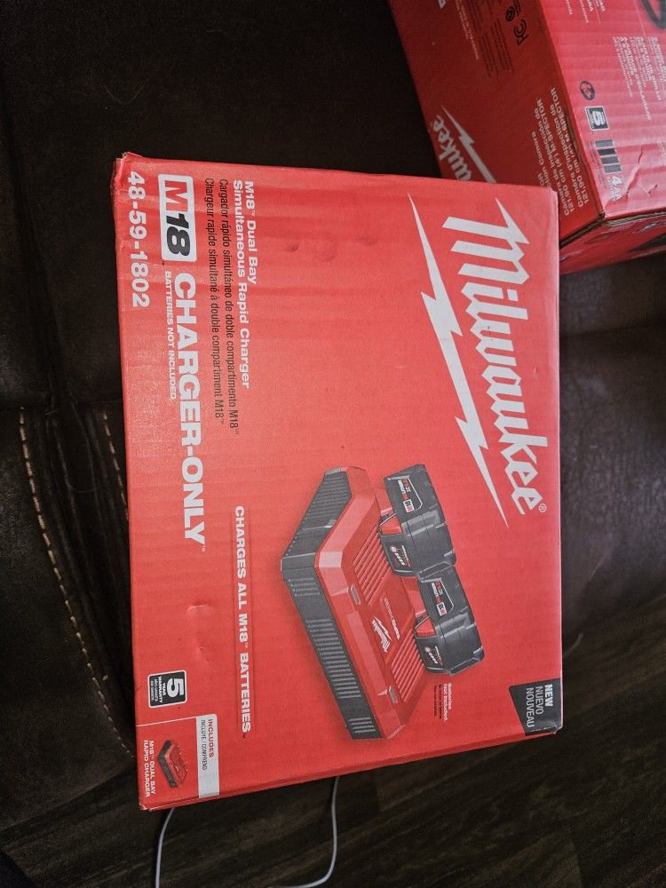 BRAND NEW IN BOX MILWAUKEE M18 DUAL BAY SIMULTANEOUS RAPID CHARGER