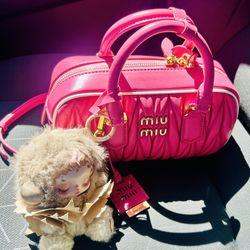 💖  Matelassé–Style Pink Handbag , Only Used One Time, Like New