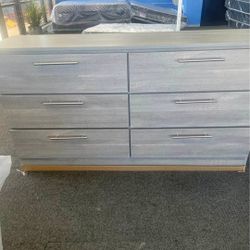 Ðresser. / Cómoďa. 