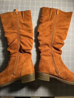 Stylish brown suede boots with side zippers. Dream pairs fur lined . Size 7