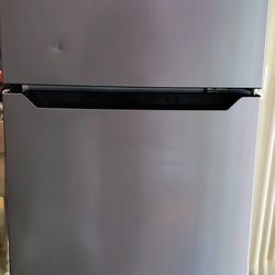 Hisense  Mini Fridge With Freezer 