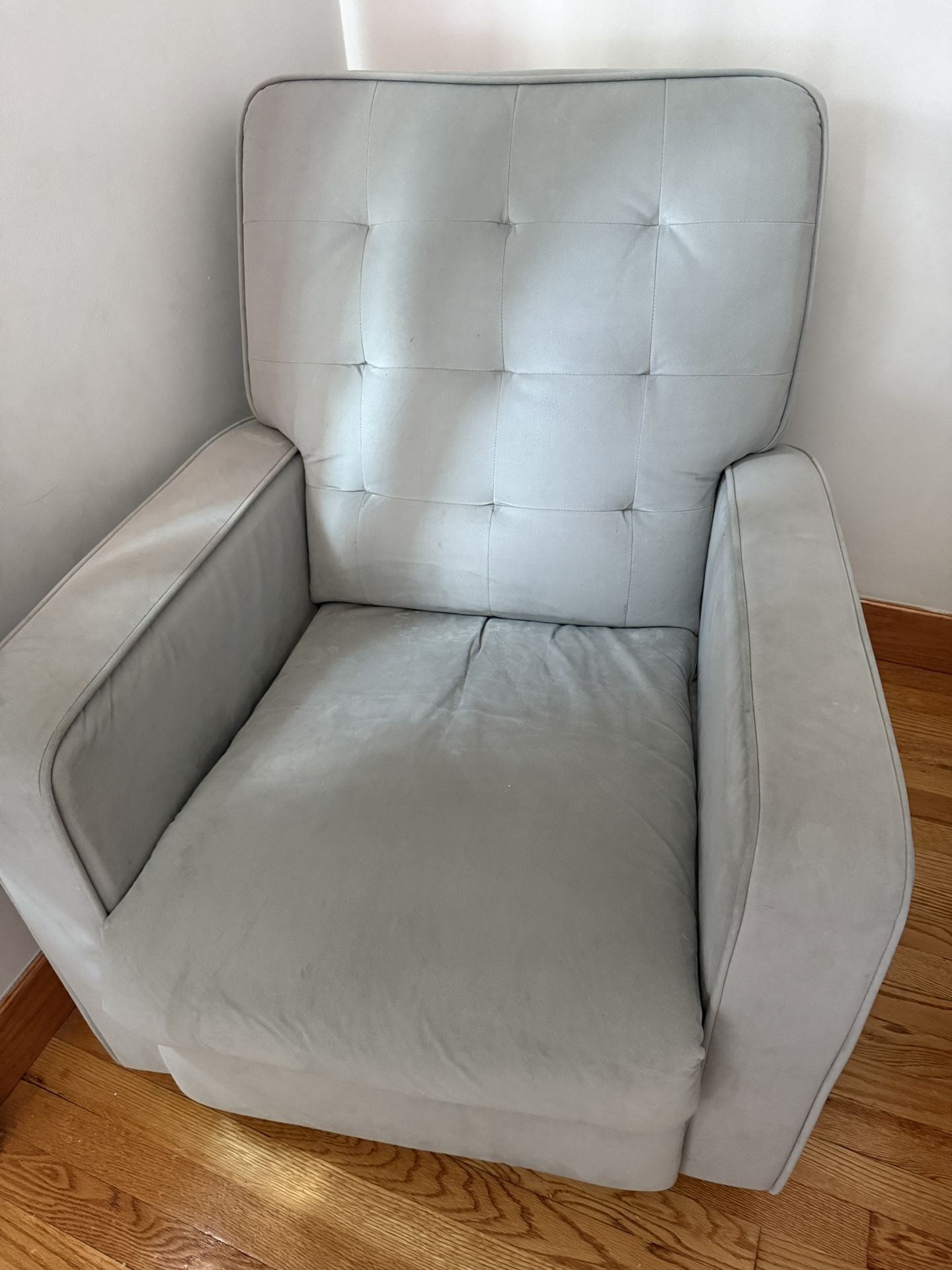 Delta Children Gavin Recliner Chair – Good Condition!