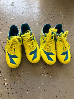 Boys girls soccer shoes size 2