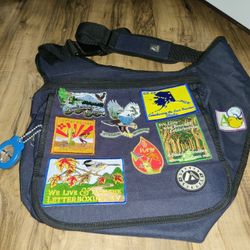Everest Side Satchel/Purse Cross Body Shoulder Messenger Bag With Patches.

*Some Of The Patches Are Coming Loose

*Sold As Is