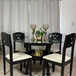 Elegant Black & White Glass Dining Table With 4 Chairs / Elegante Comedor Con Mesa De Vidrio Y 4 Sillas 