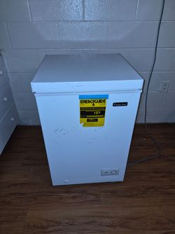 Magic Chef standing chest freezer in white 3.5 cubic feet with manual defrost