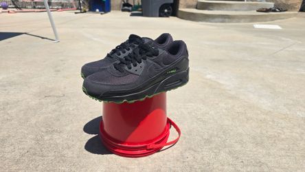 Nike Air Max 90 Sneakers in Black & Chlorophyll

Sz8