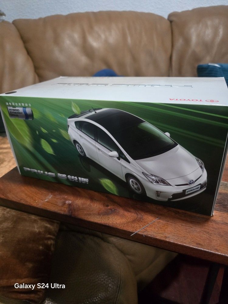 Toyota Prius 2012  Metal 1:18