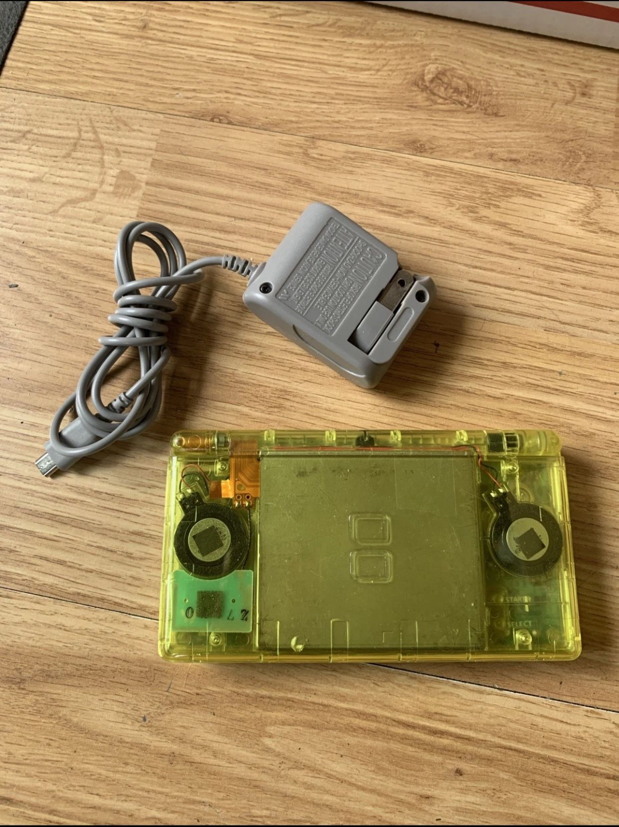 Nintendo DS Lite Handheld Console - Clear Yellow Works Great.