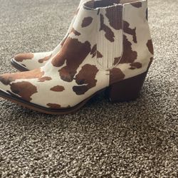 A Rider Girl Short Boot With A Heal