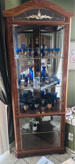 2 Wooden córner curios cabinets