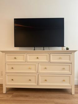 Warm Cream 9-Drawer Bedroom Dresser with Gold Hardware