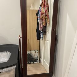 Mirror jewelry cabinet