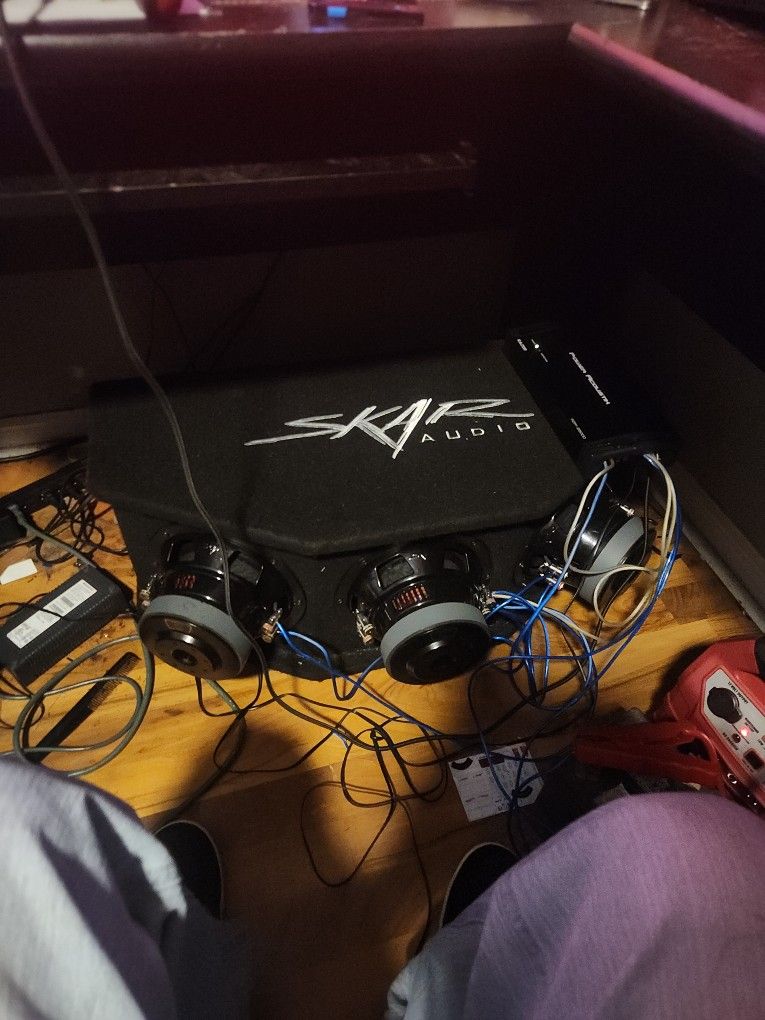 Skar Audio Tripple 8's 