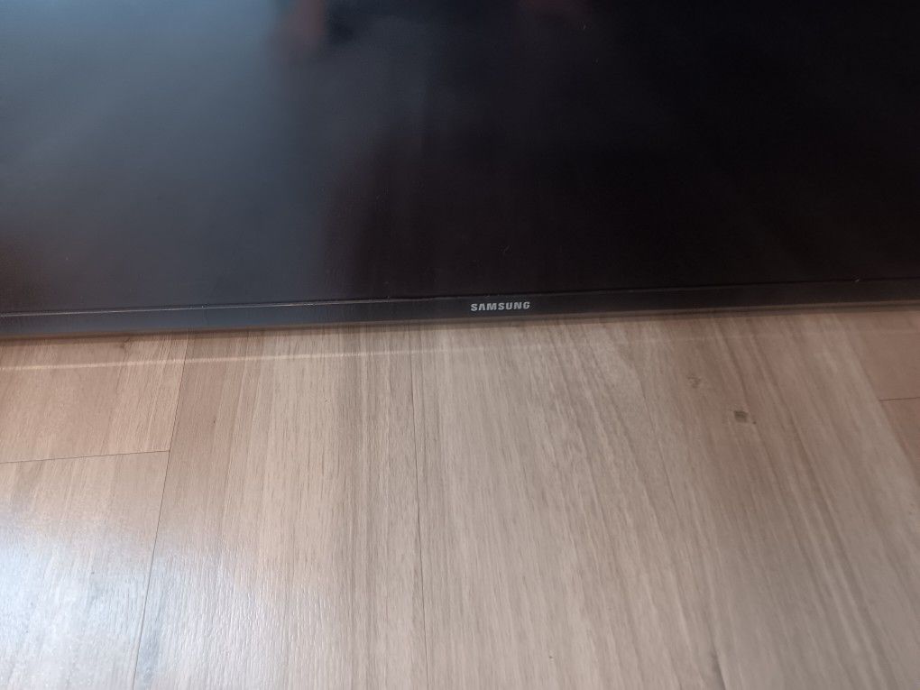 55 Inch Samsung Smart TV Needs Lightbulb Inside