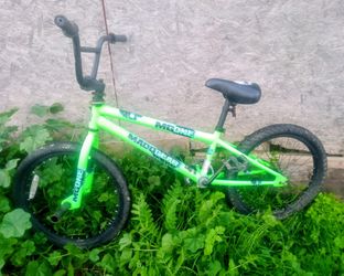 Madd Gear Freestyle BMX Child Bicycle, 20" Wheels, Green. Excellent condition 


