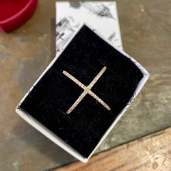 14k Yellow gold X ring. Cubic zirconia size 7. Can meet East Side 