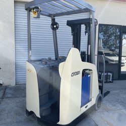 Crown Stand Up Rider Forklift RC5500