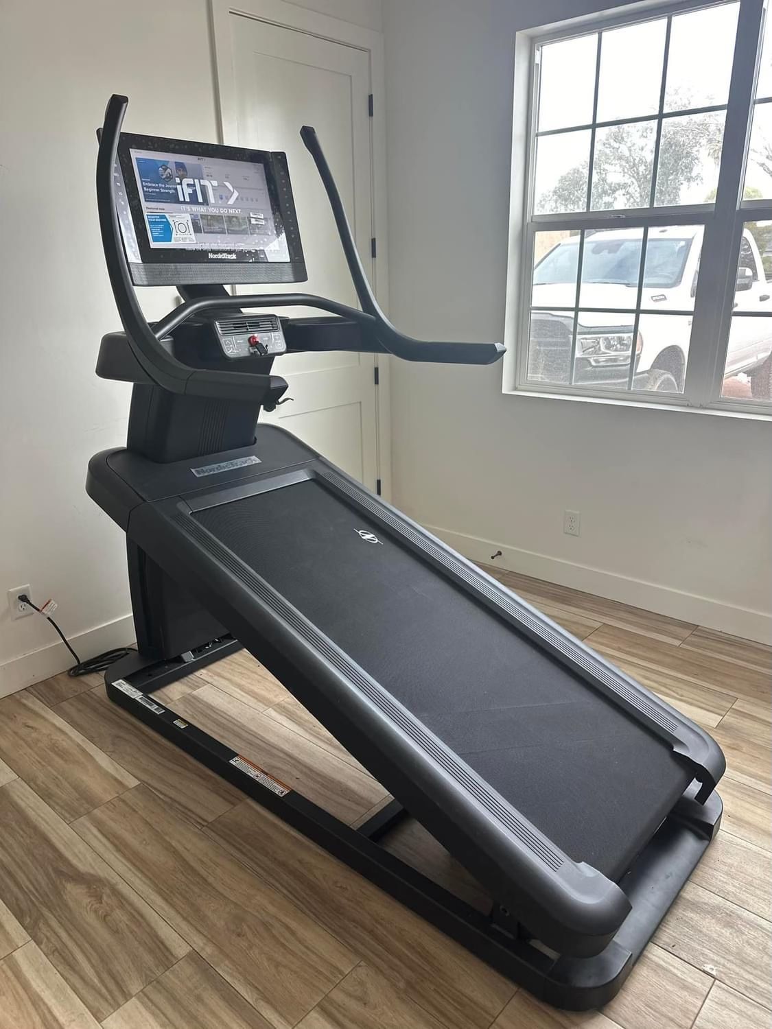 New-In box NordicTrack Elite X22i Treadmill