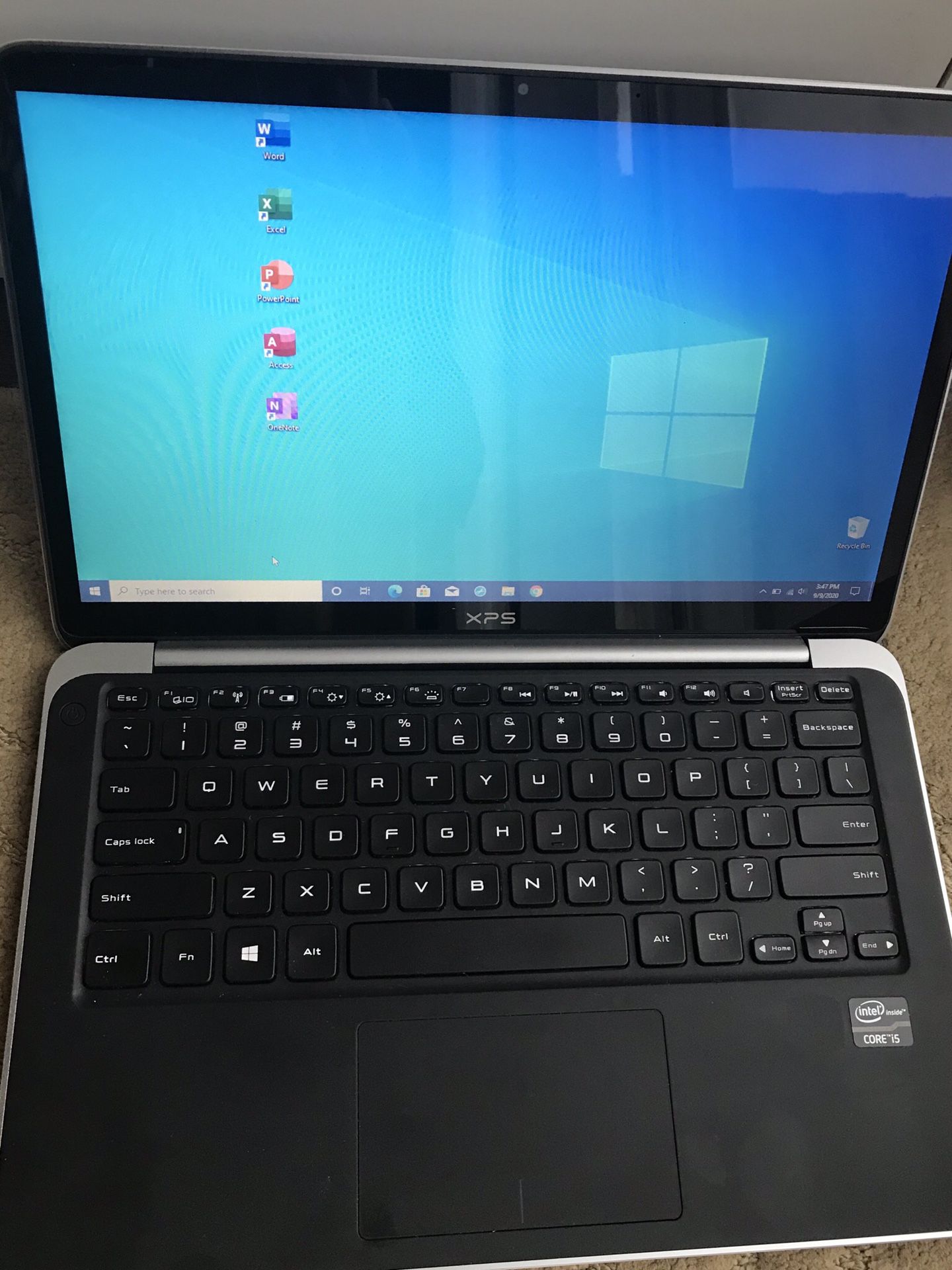 12" DELL XPS - Intel i5 - 4GB RAM - SAMSUNG 256GB SSD - Slim and Light Design - Sometimes the display flickers but it turns normal when you close and