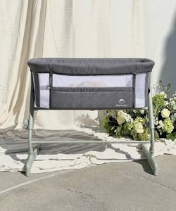 light grey & white infant/newborn bassinet bedside sleeper