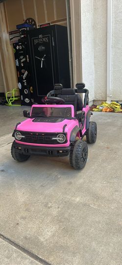 Girls pink bronco ride on car