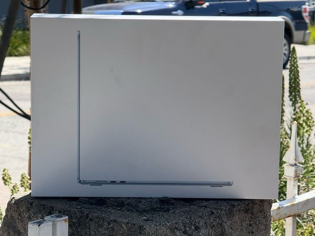 MacBook Air 15-inch (M4) 16GB/1TB ~ BRAND NEW!