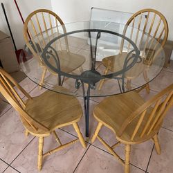 Dining table + 4 chairs