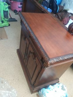 ( Real wood ) nightstand with 3 drawers mint condition