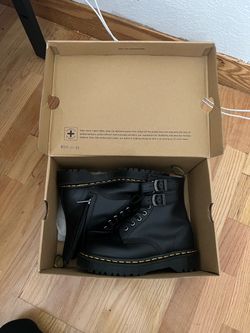 DR MARTENS BOOTS